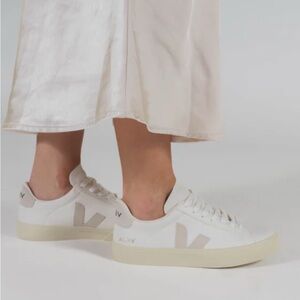 Veja NEARLY NEW Campo white natural low top pebbled leather/suede sneaker - 6